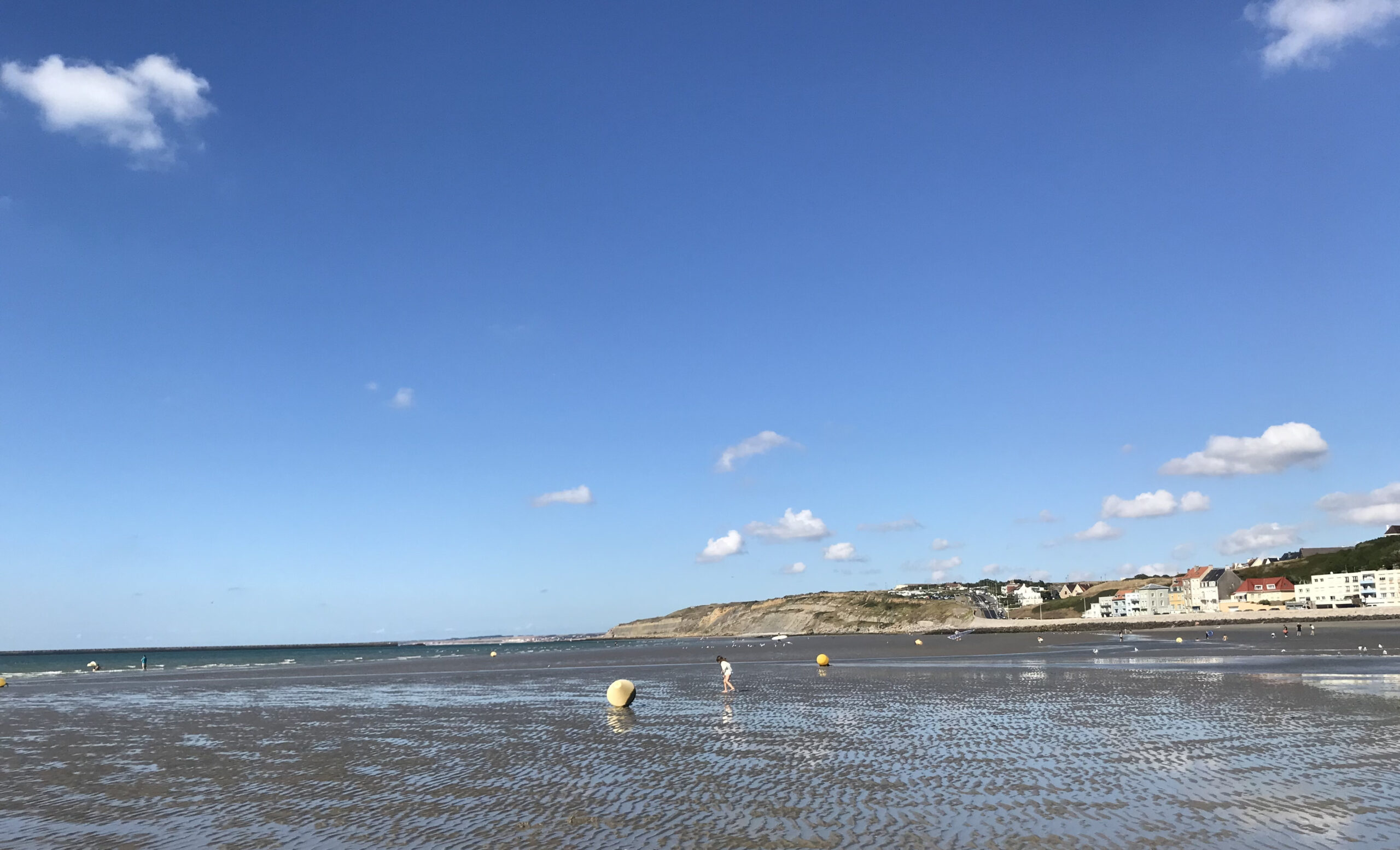 Am Strand unter weitem Himmel