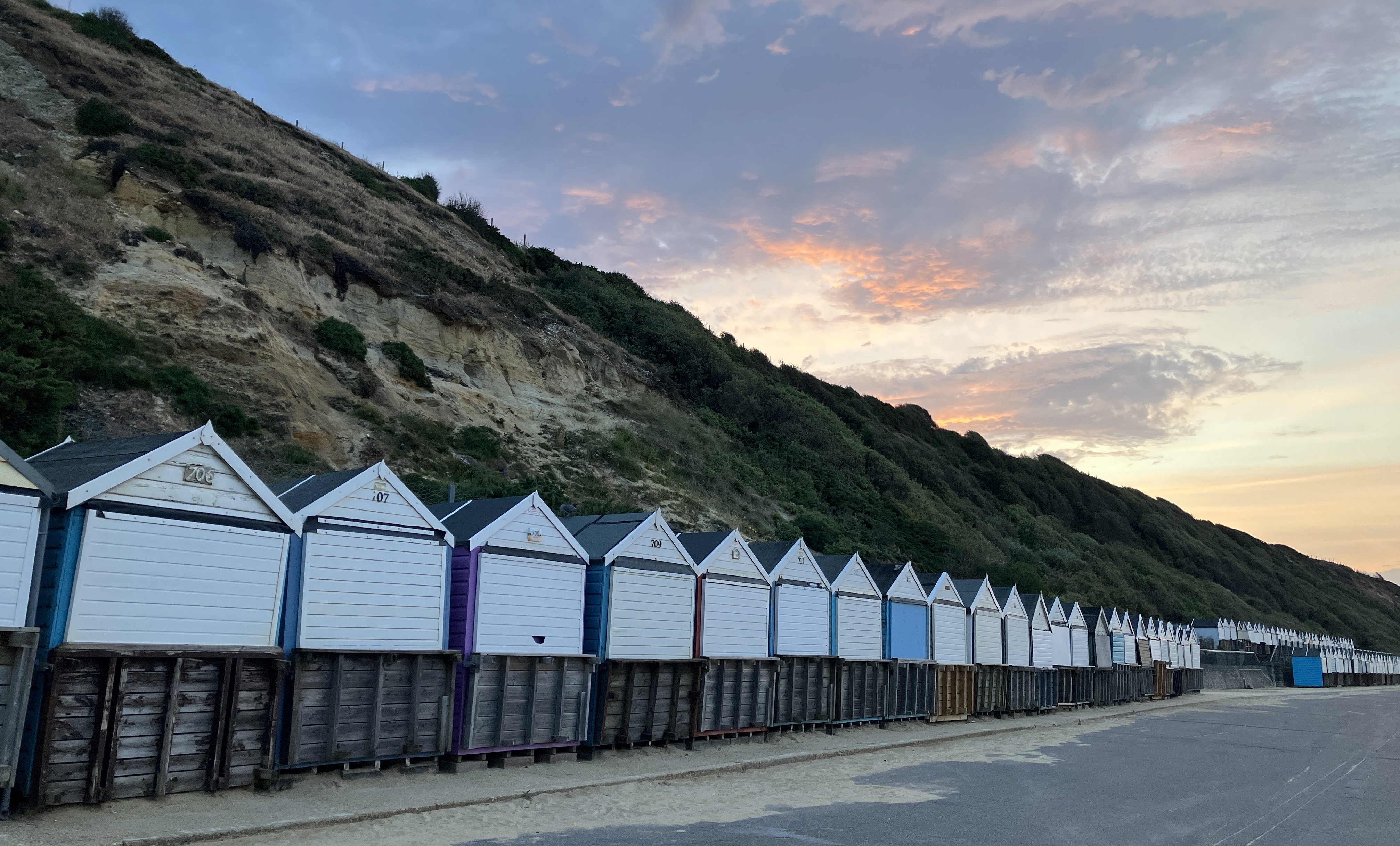 Sonnenaufgang am Meer mit Strandhäuschen