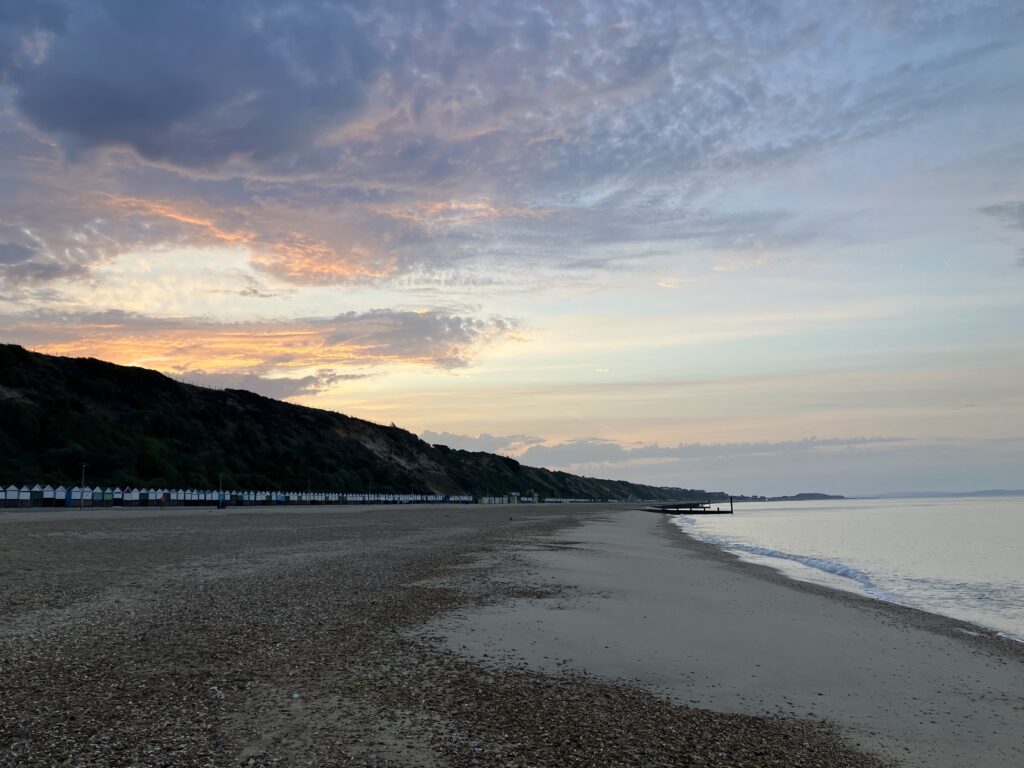 Sonnenaufgang am Meer ohne Strandhäuschen